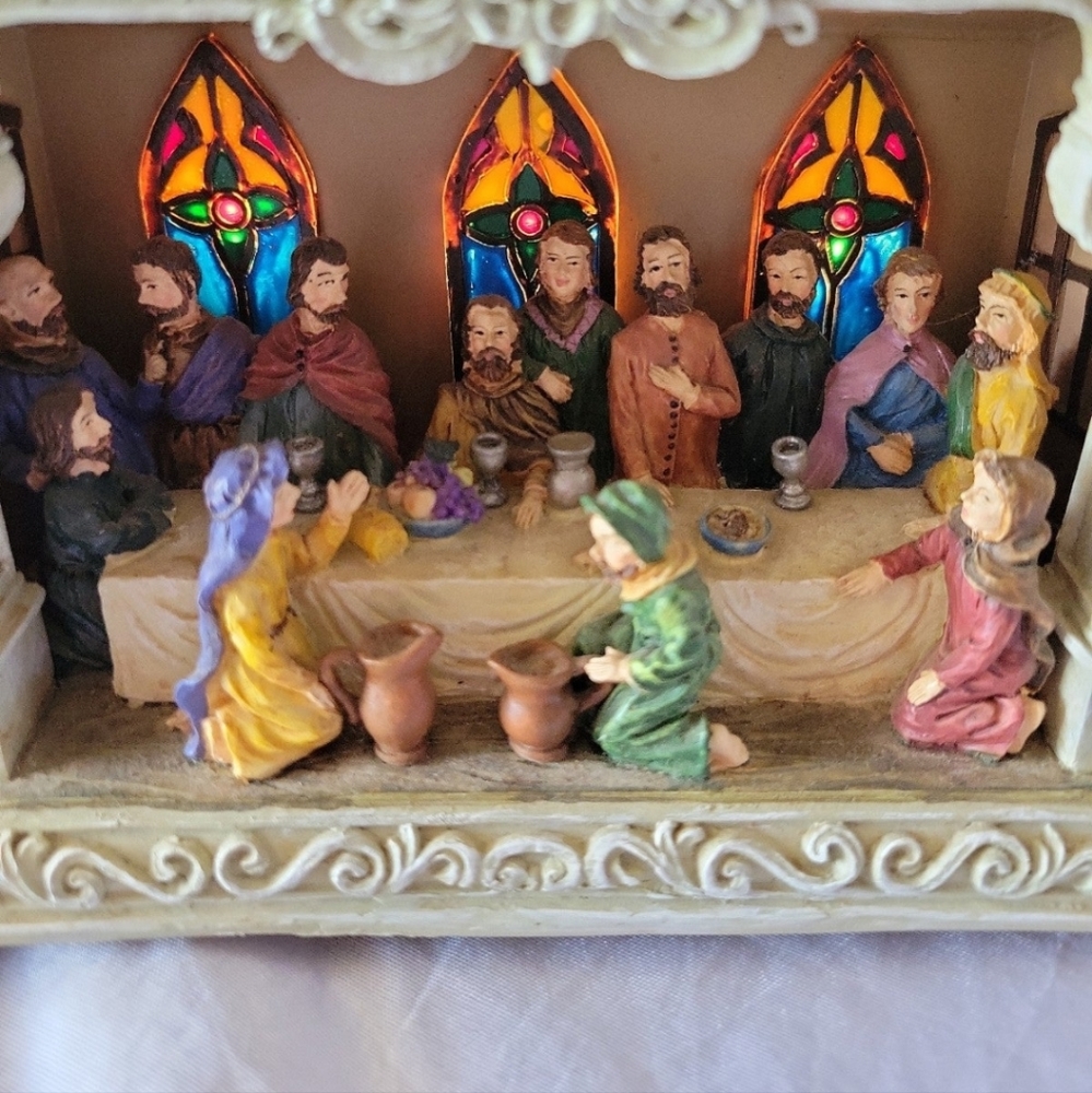 Last Supper Decorative Cream Clock with Colorful Figures - Picture 2 of 5